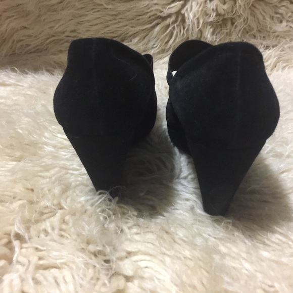 Tahari suede wedge pumps - Picture 3 of 4